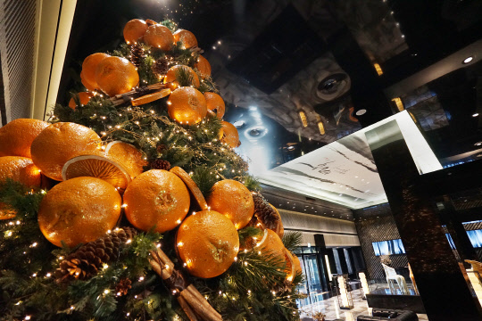 켄싱턴 제주 호텔이 크리스마스와 연말연시를 겨냥한 '로맨틱 홀리데이' 패키지를 12월 22일부터 2018년 1월 1일까지 선보인다. 11월 8일부터 19일까지 얼리버드 예약 시 10% 할인 혜택을 준다. 선착순 100명에게 홀리데이 기프트 박스 제공, 2박 이상 투숙 시 정통 다이닝 디너 2인 1회 제공 등의 혜택도 있따. 일찍 예약할수록 더 큰 혜택을 누릴 수 있다. 켄싱턴 제주 호텔 제공